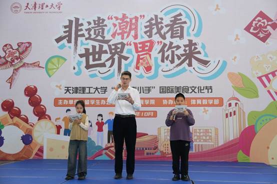 小孩们站在一起 AI 生成的内容可能不正确。