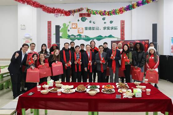 一群人站在桌子边 AI 生成的内容可能不正确。