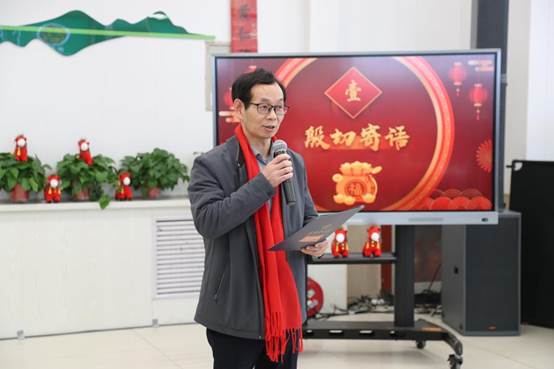 图片包含 站, 前, 女人, 男人 AI 生成的内容可能不正确。