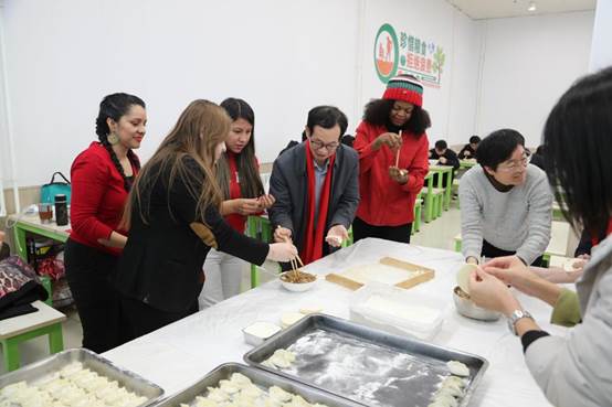 一群人在桌子前切蛋糕 AI 生成的内容可能不正确。