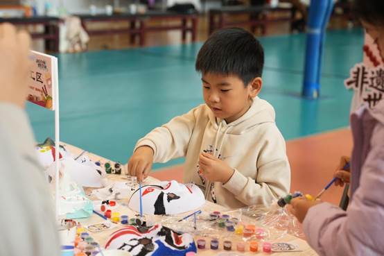 男孩抱着婴儿 AI 生成的内容可能不正确。