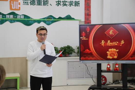 人在电视前玩游戏 AI 生成的内容可能不正确。