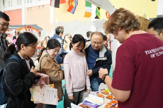 一群人正在聊天 AI 生成的内容可能不正确。